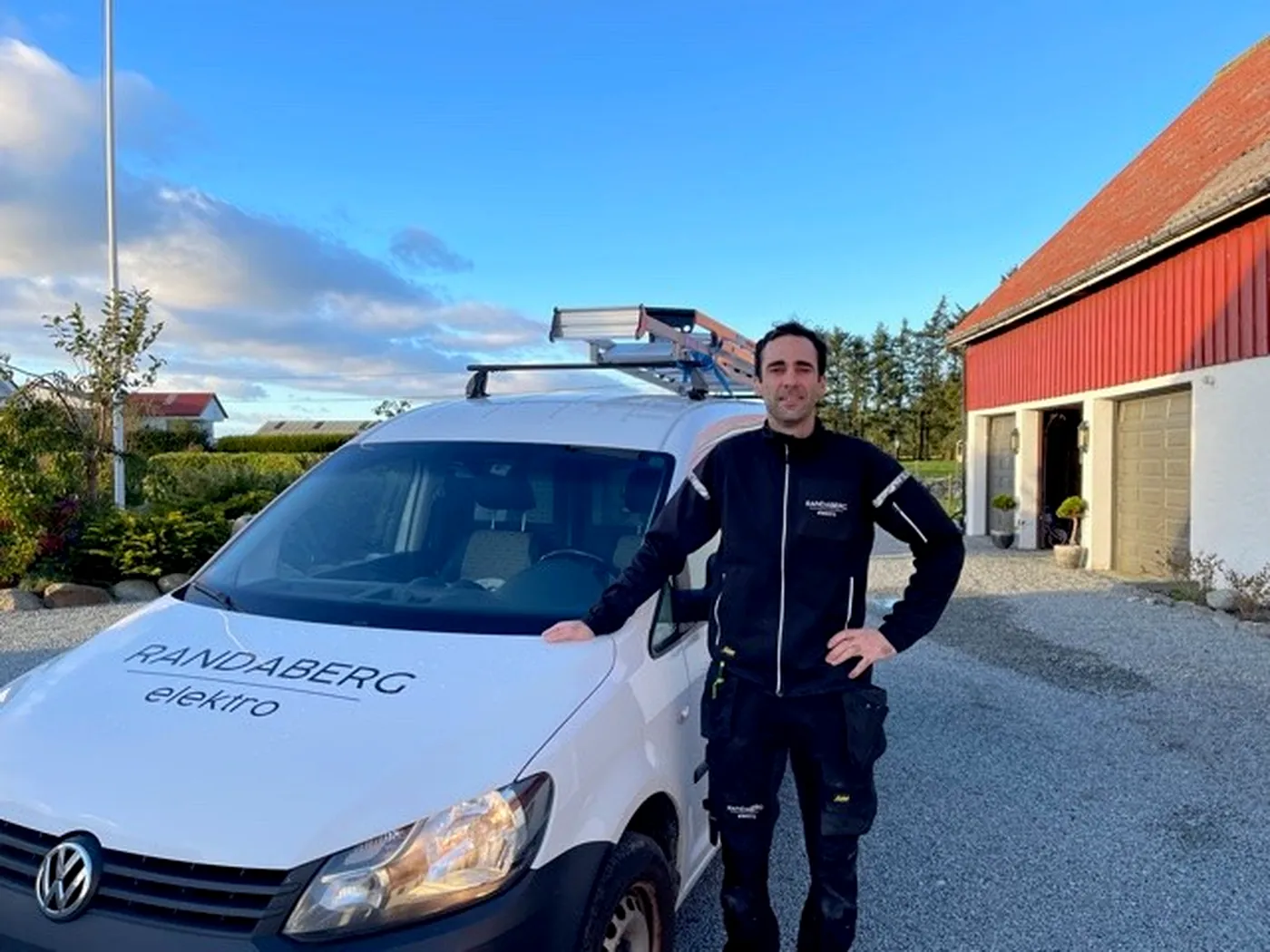 Hans Eirik Bø ved servicebilen til Randaberg Elektro foran låven på Bøveien 213